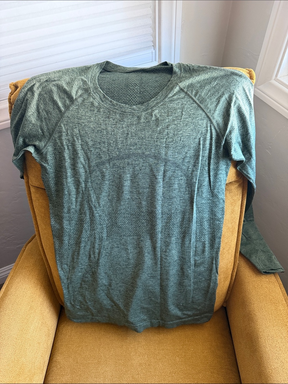 lululemon athletica women’s Heathered Green Long-Sleeve swiftly